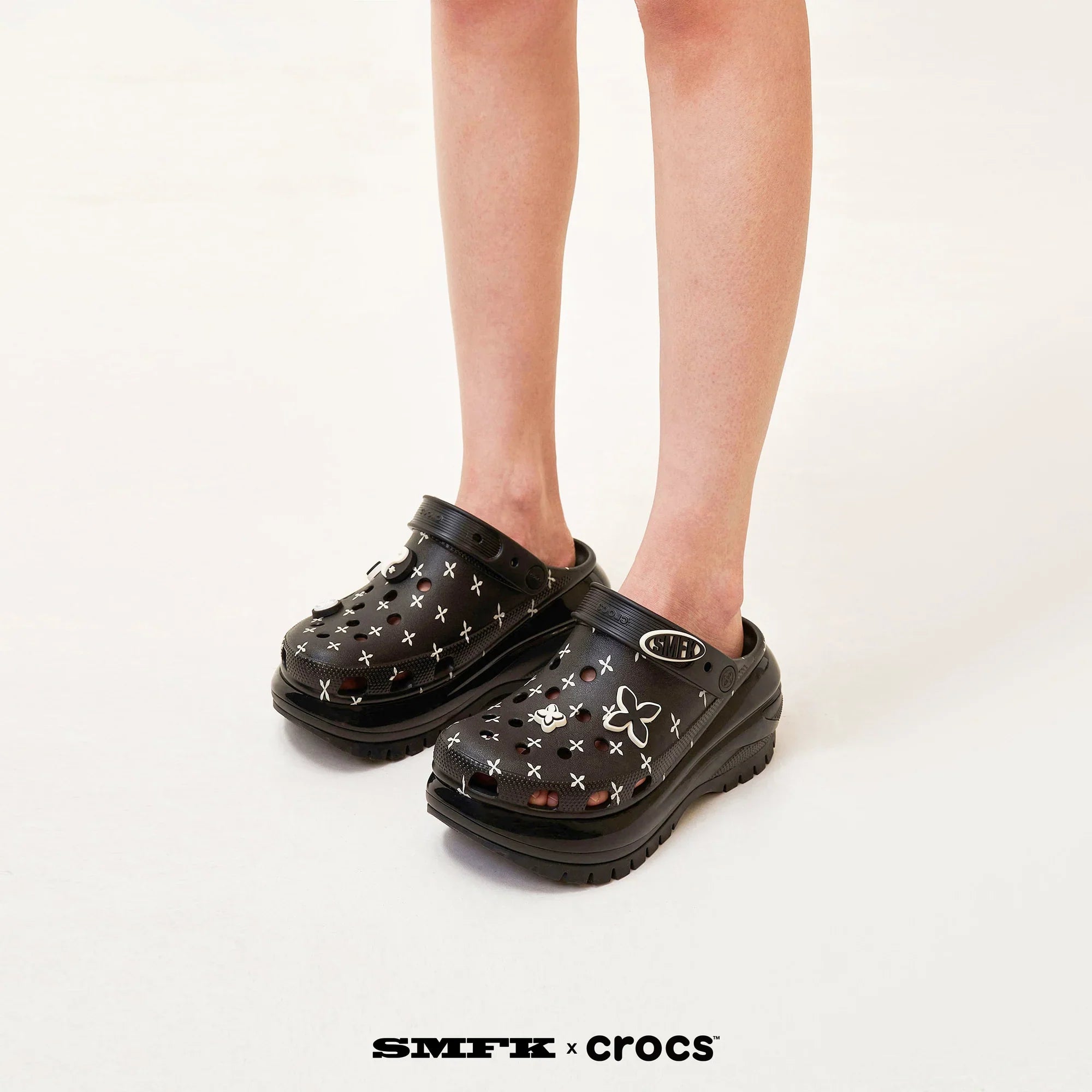 SMFK X CROCS BLACK COMPASS CLOG UNISEX