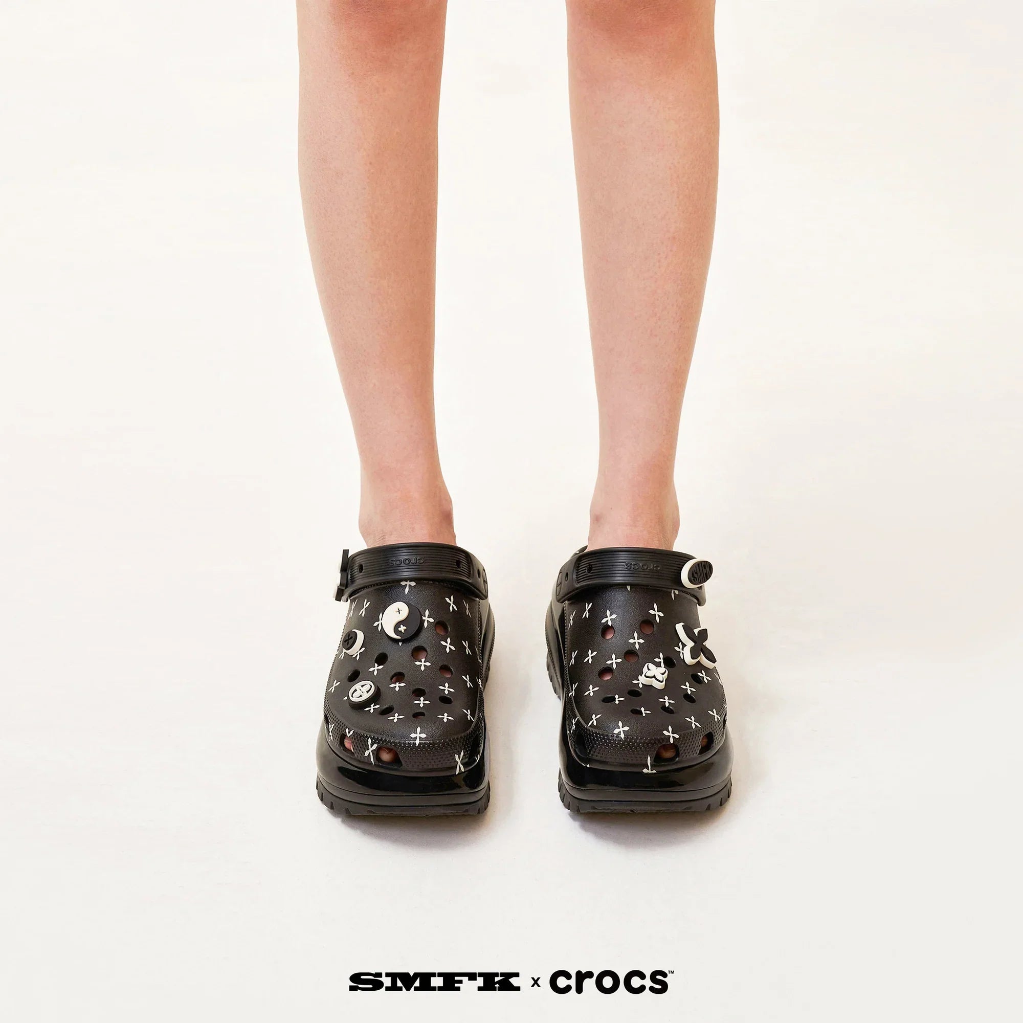 SMFK X CROCS BLACK COMPASS CLOG UNISEX