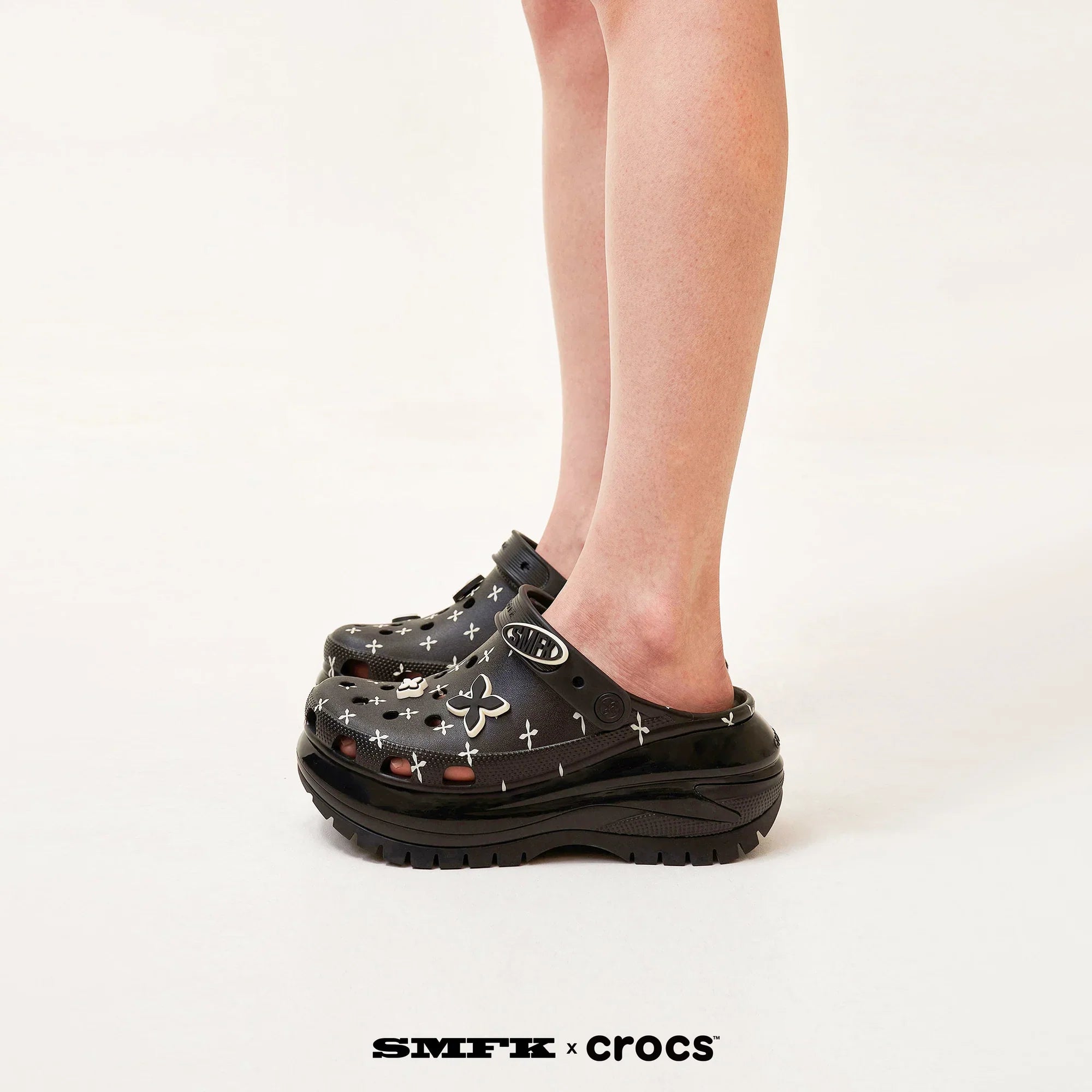 SMFK X CROCS BLACK COMPASS CLOG UNISEX