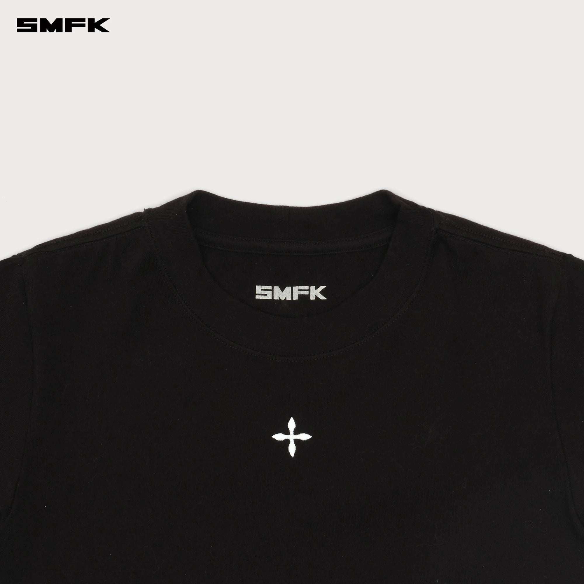 COMPASS CROSS BADGE WAIST TEE BLACK