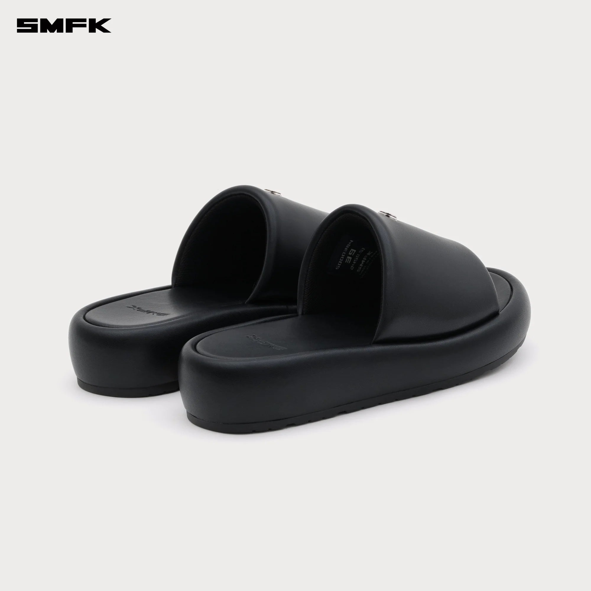 COMPASS BADGE SLIPPERS WITH CROSS BADGE