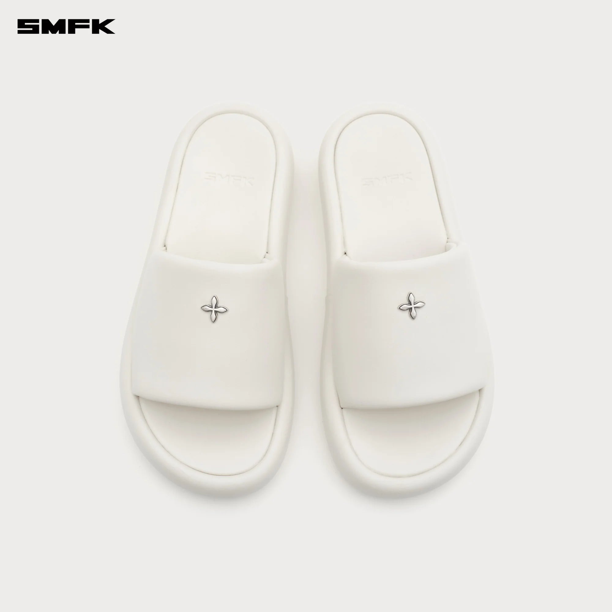 COMPASS BADGE SLIPPERS WITH CROSS BADGE