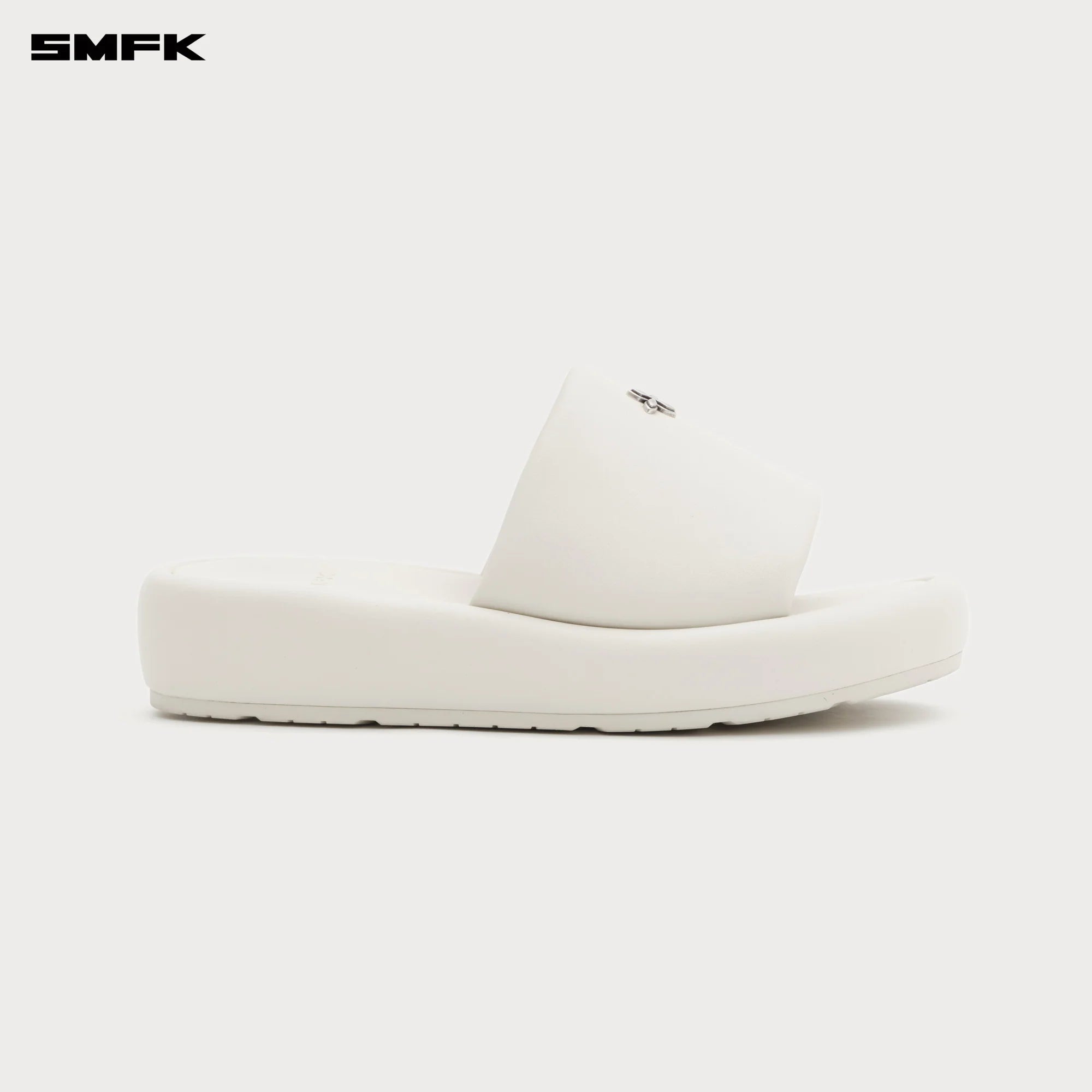 COMPASS BADGE SLIPPERS WITH CROSS BADGE