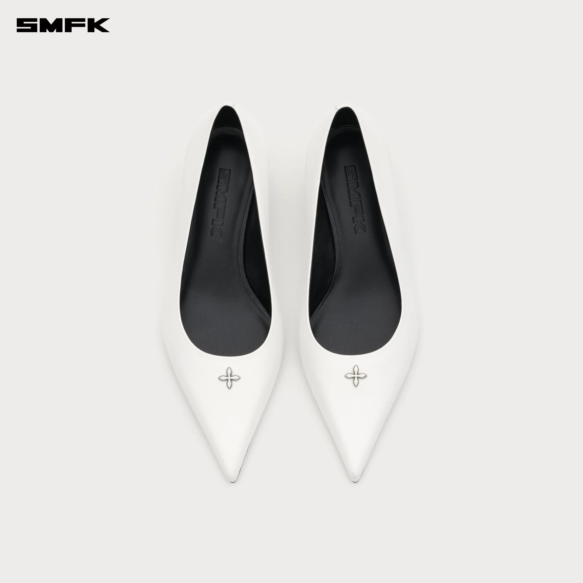 COMPASS RIVET CLASSIC LOW HEELS IN WHITE
