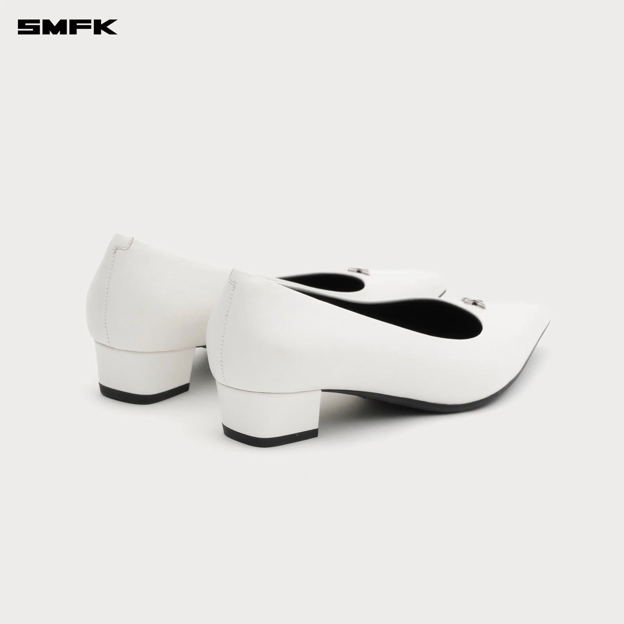 COMPASS RIVET CLASSIC LOW HEELS IN WHITE