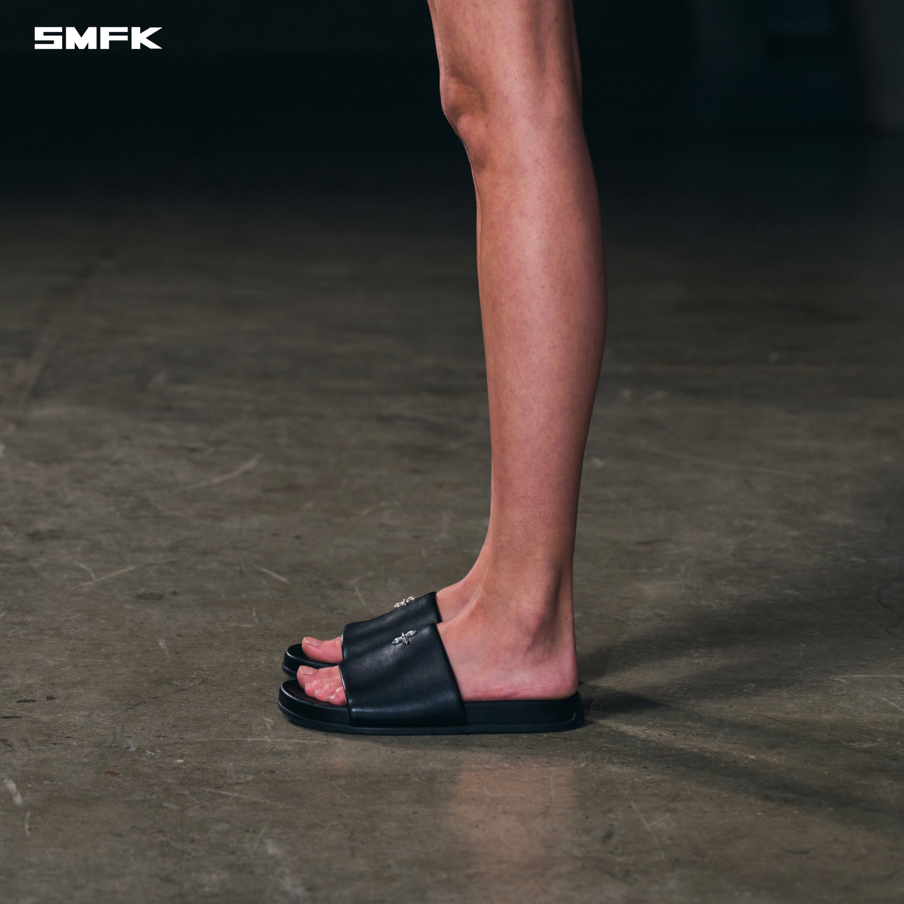 COMPASS MODE-F LEATHER SLIPPER WILD BLACK