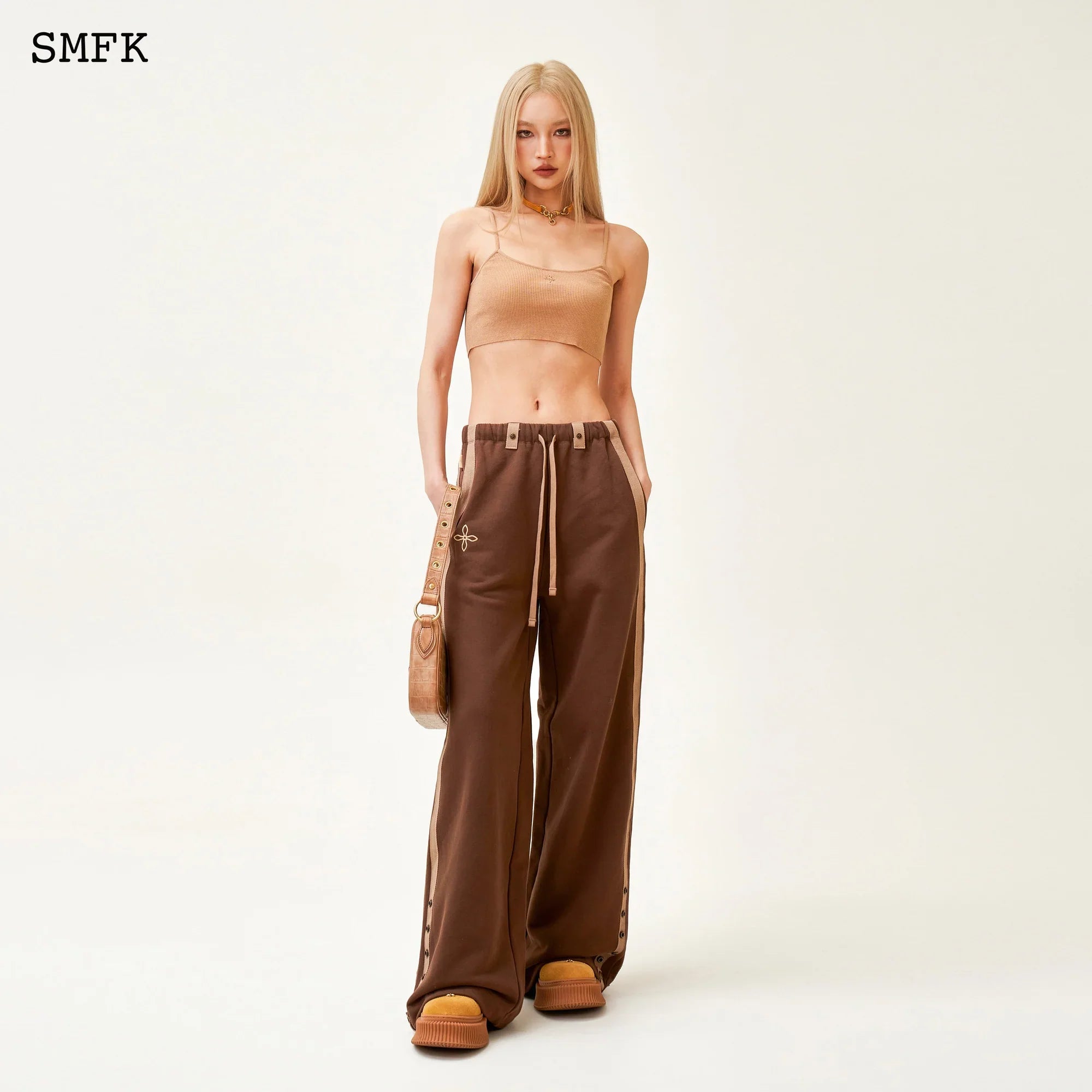 SMFK COMPASS ADVENTURE WIDE-LEG SWEATPANTS BROWN