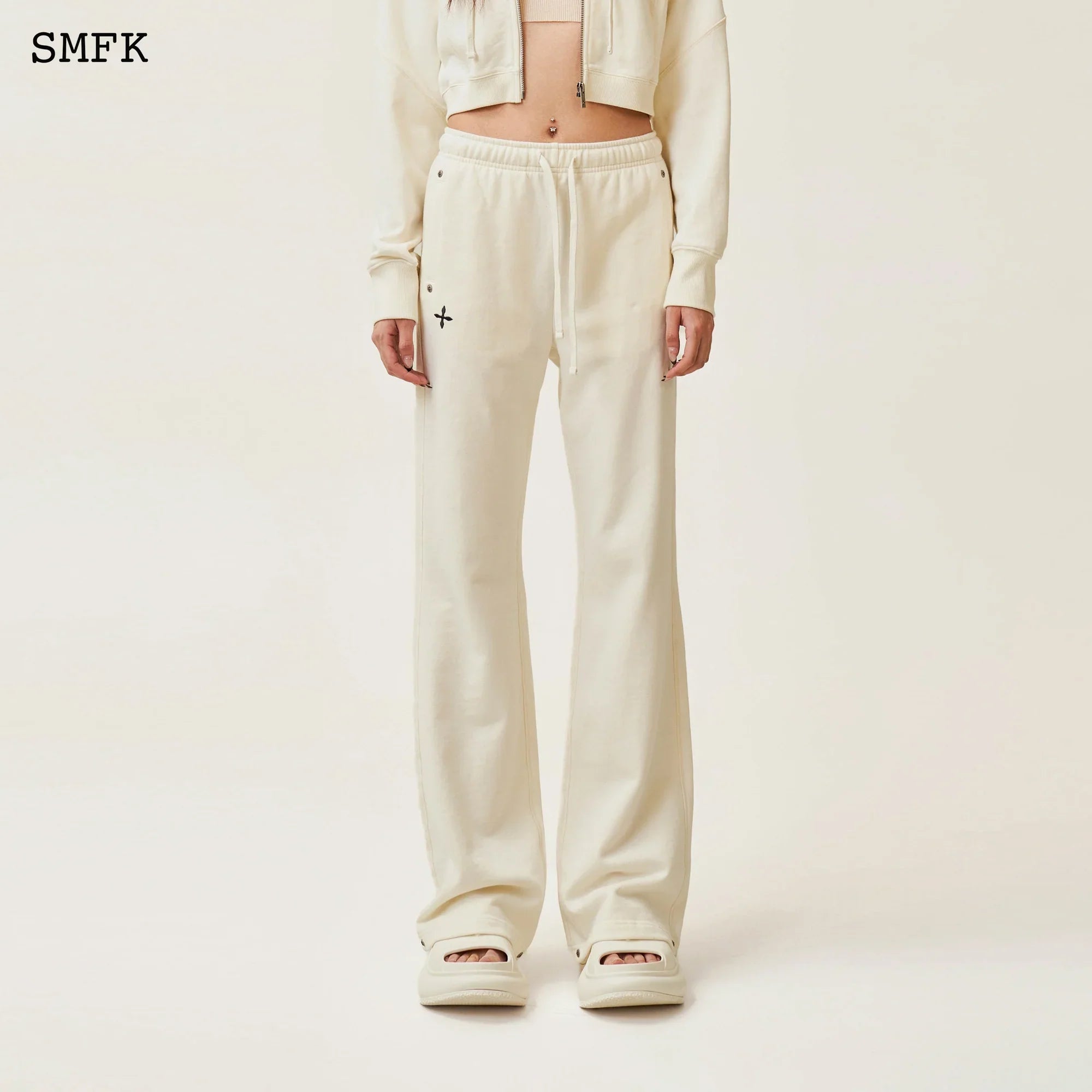 SMFK COMPASS CROSS CLASSIC FLARED SWEATPANTS WHITE