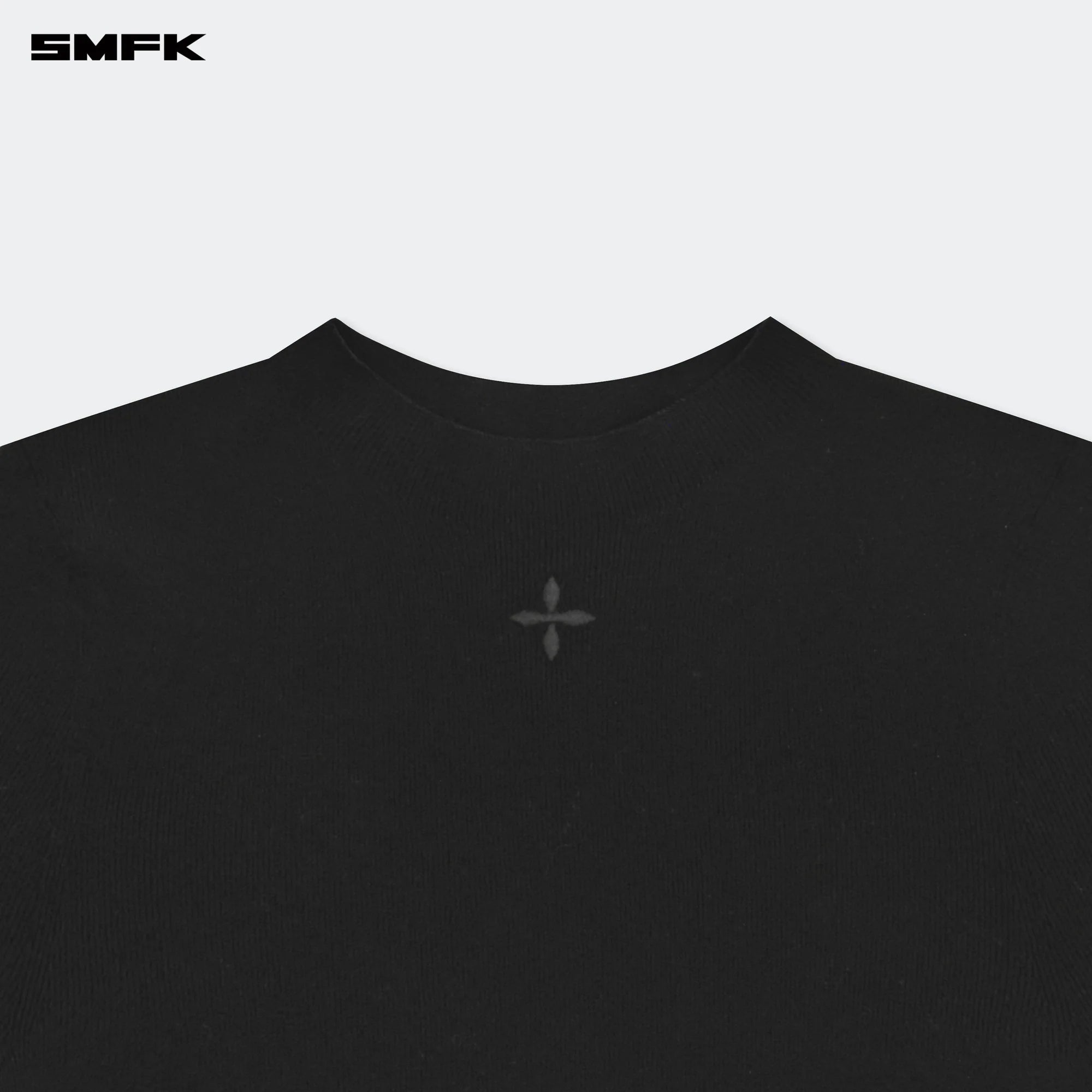 COMPASS HUG HIGH NECK SEAMLESS KNIT TEE BLACK