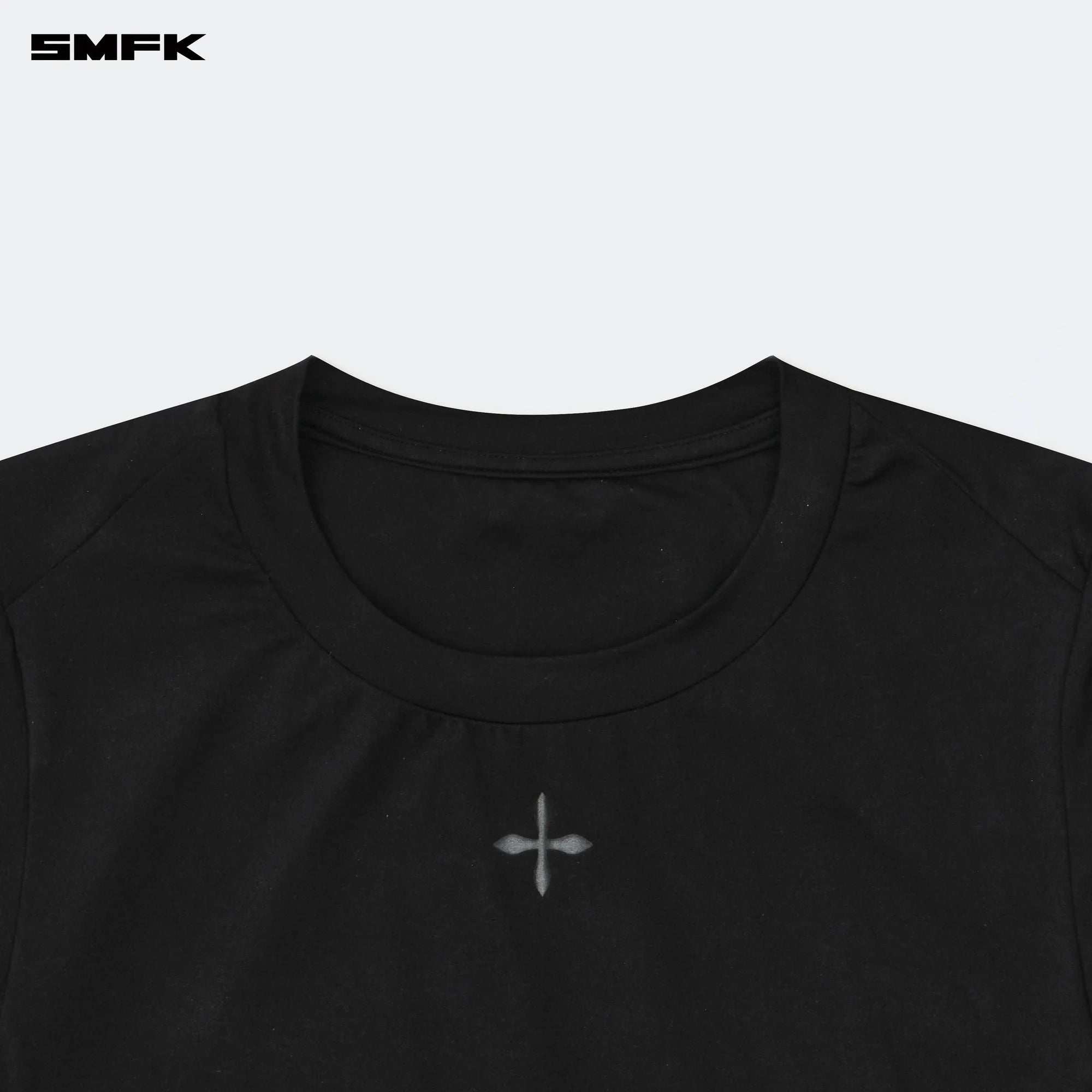 SMFK COMPASS HUG SKIN-TIGHT FITTING TEE BLACK