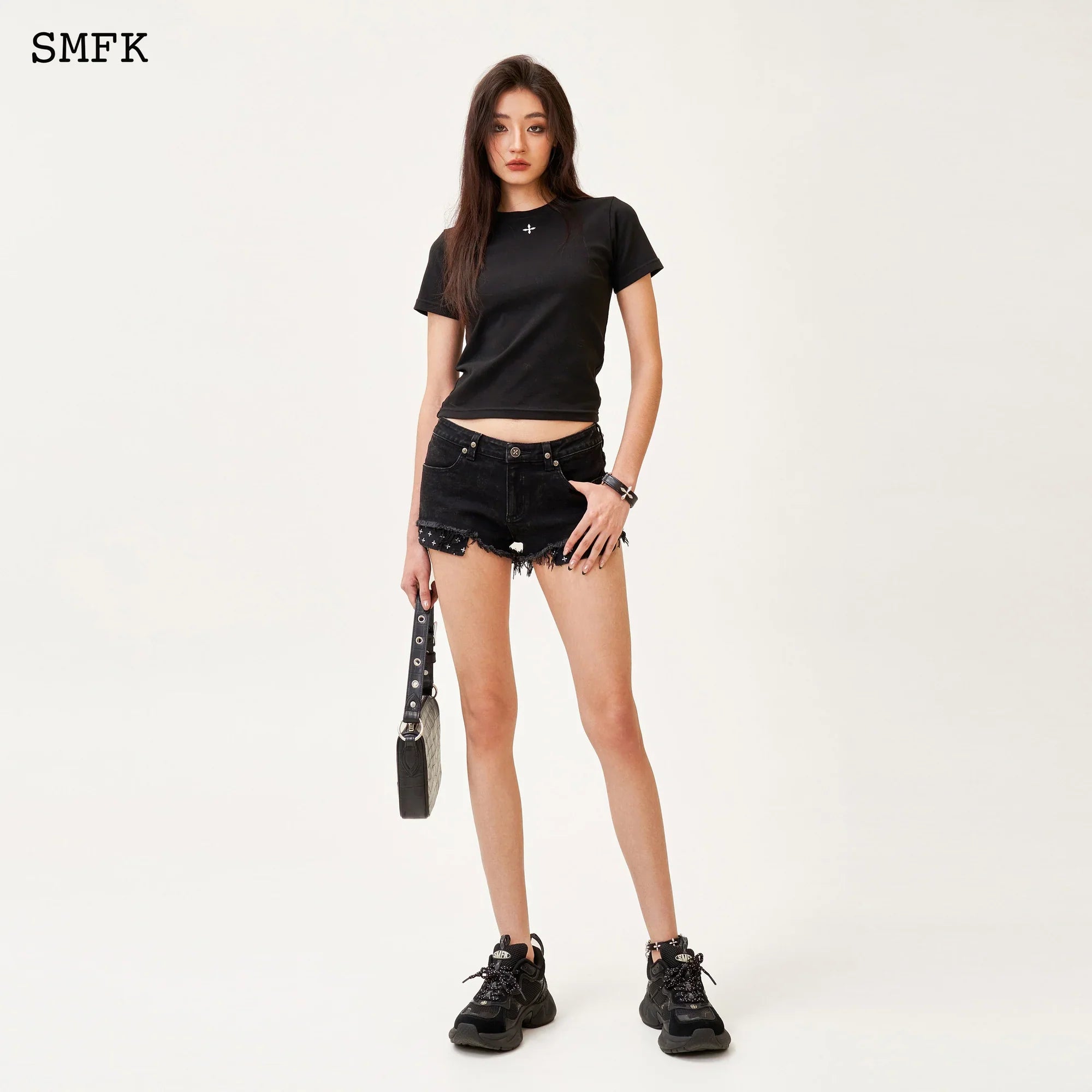 COMPASS HUG SLIM-FIT TEE IN BLACK