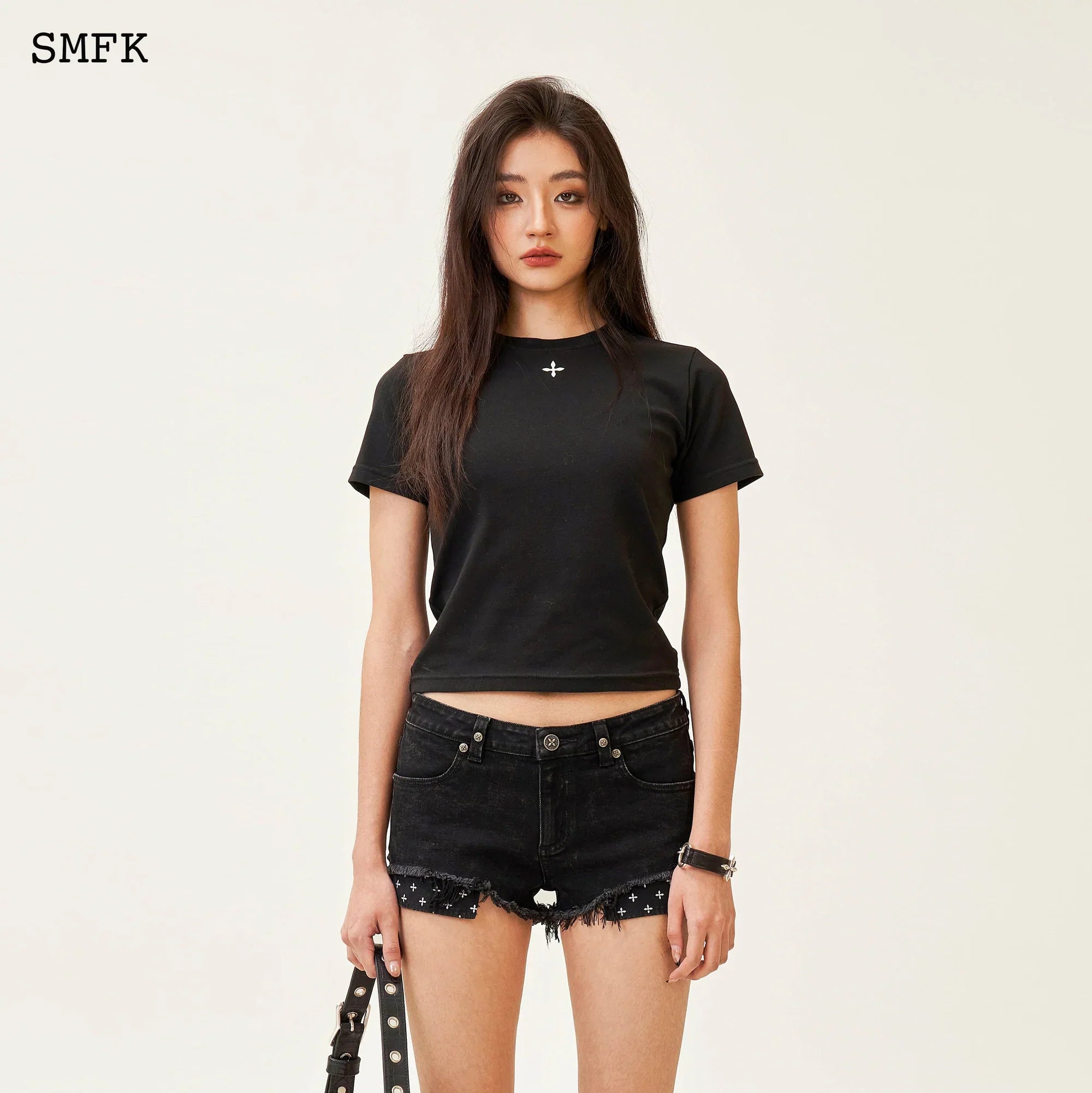COMPASS HUG SLIM-FIT TEE IN BLACK