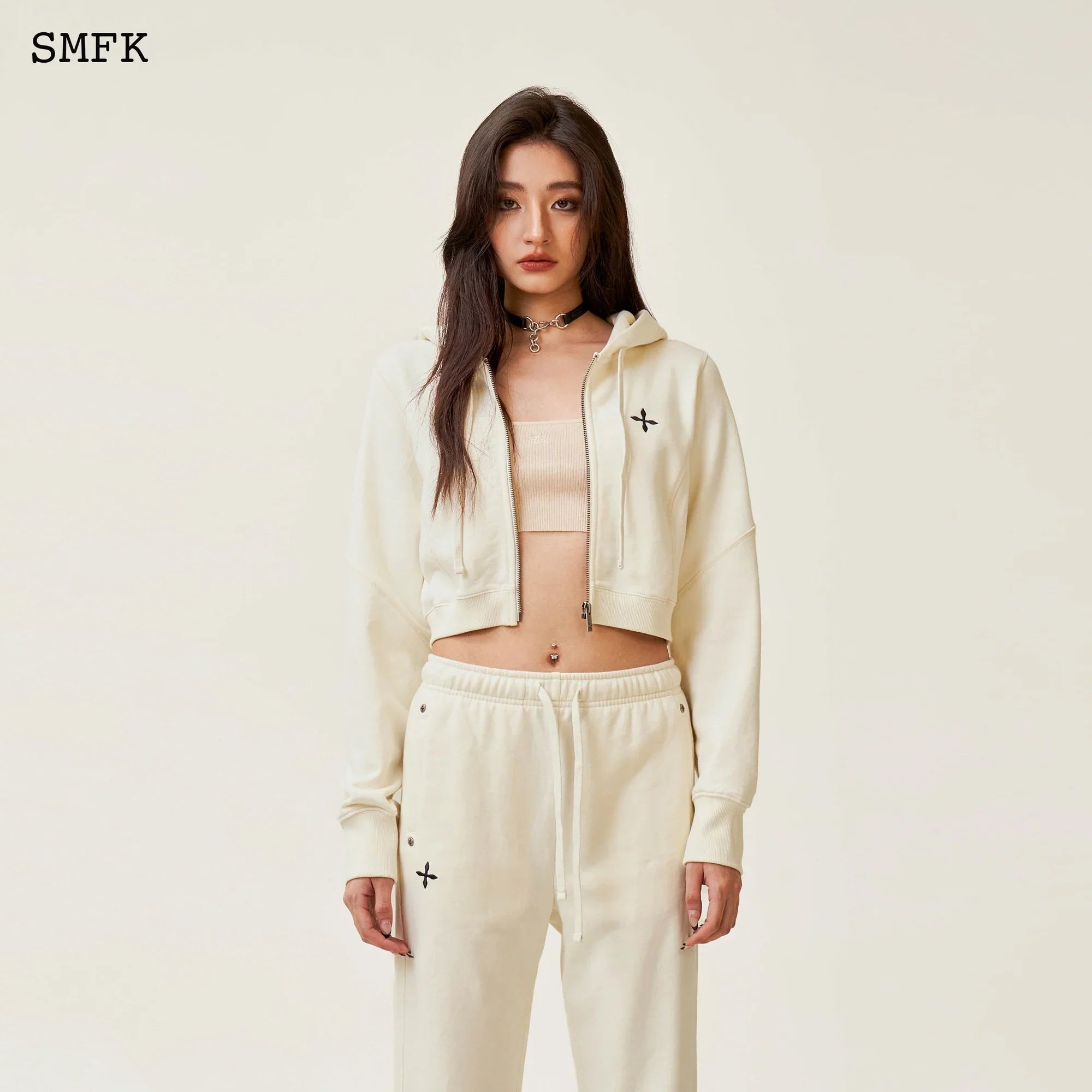 SMFK COMPASS RUSH SHORT SPORTY HOODIE IN BLACK