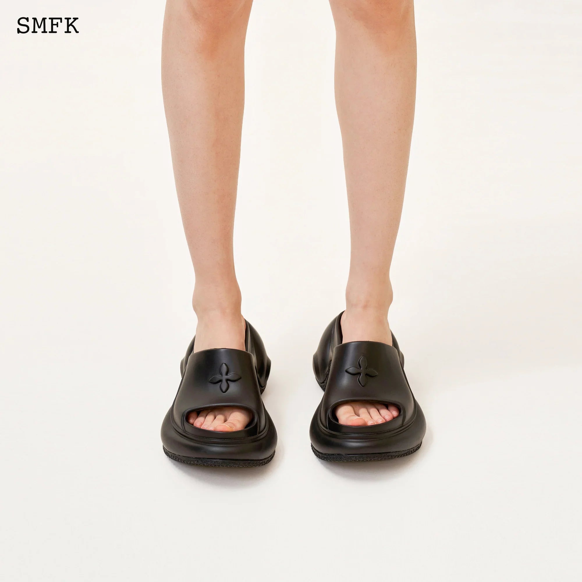 SMFK COMPASS WAVE HIGH-HEEL BUMPER SANDAL IN BLACK
