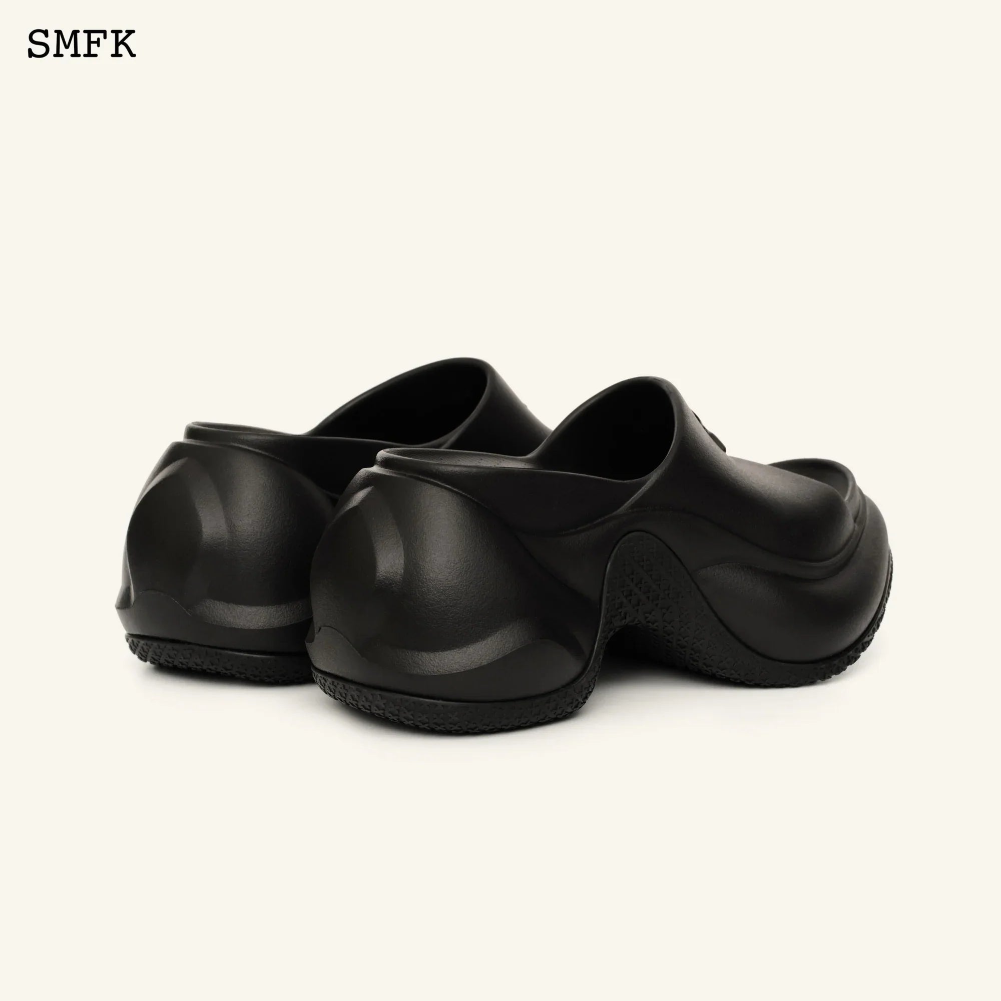 SMFK COMPASS WAVE HIGH-HEEL BUMPER SANDAL IN BLACK