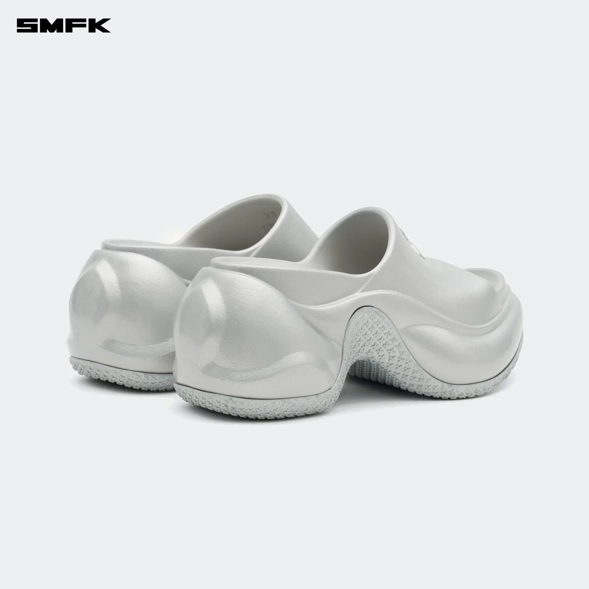 COMPASS WAVE HIGH-HEEL BUMPER SANDALS IN SILVER
