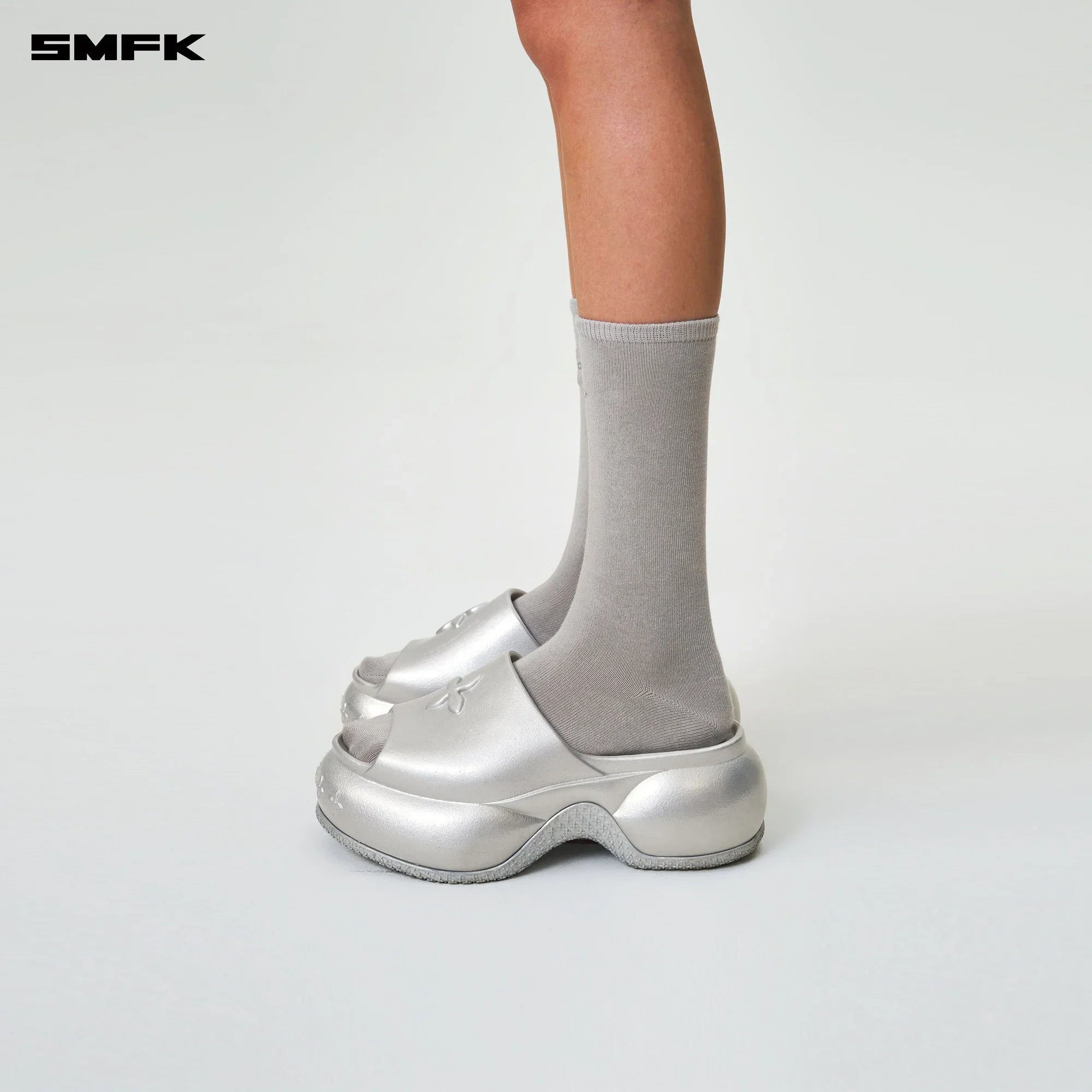 COMPASS WAVE PLATFORM BUMPER SANDALS IN SILVER