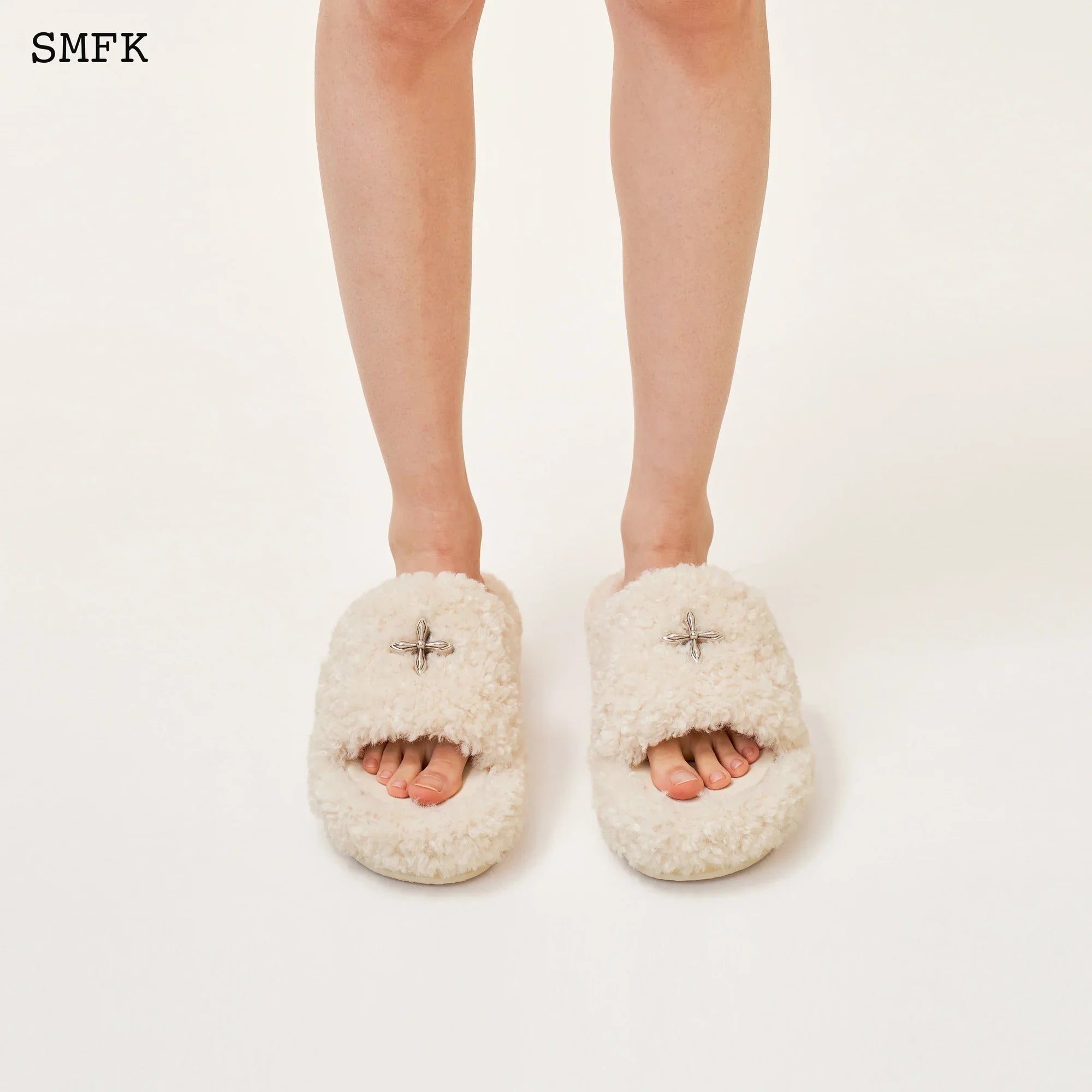COMPASS WHITE VELVET FURRY SLIPPER