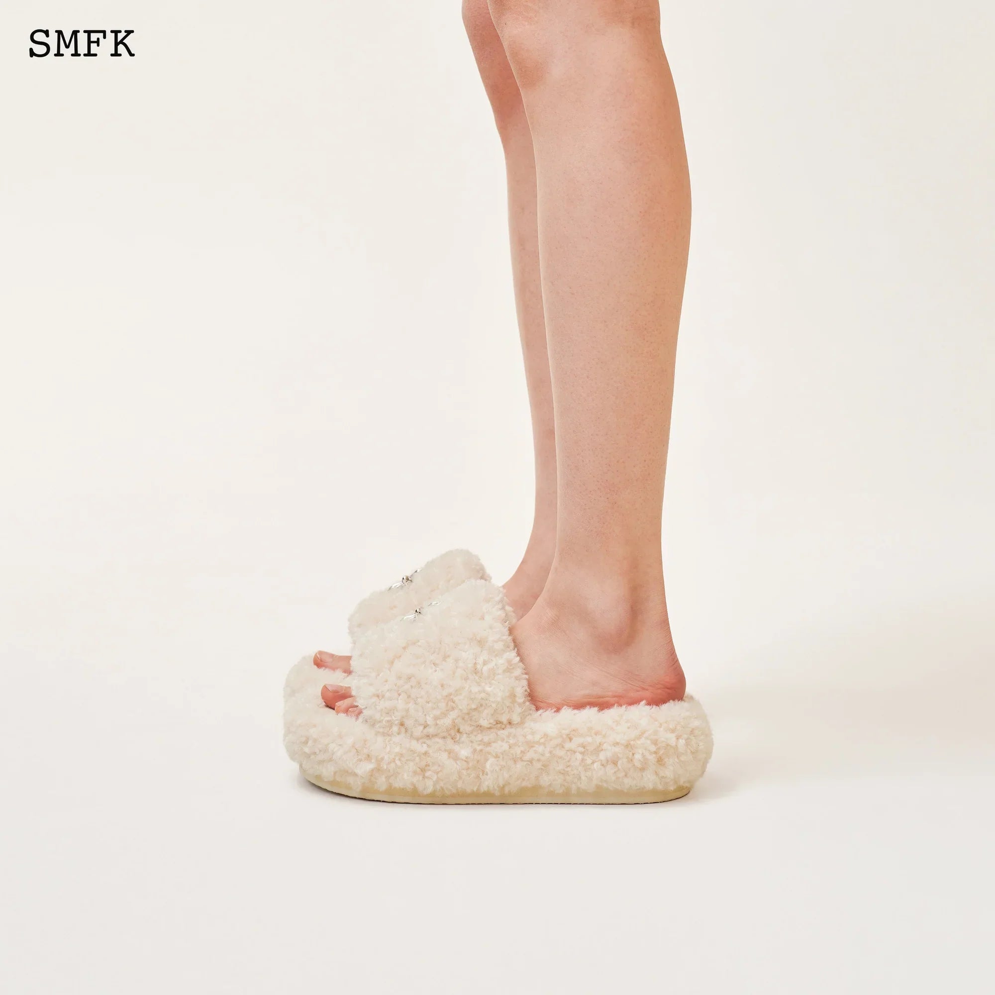 COMPASS WHITE VELVET FURRY SLIPPER