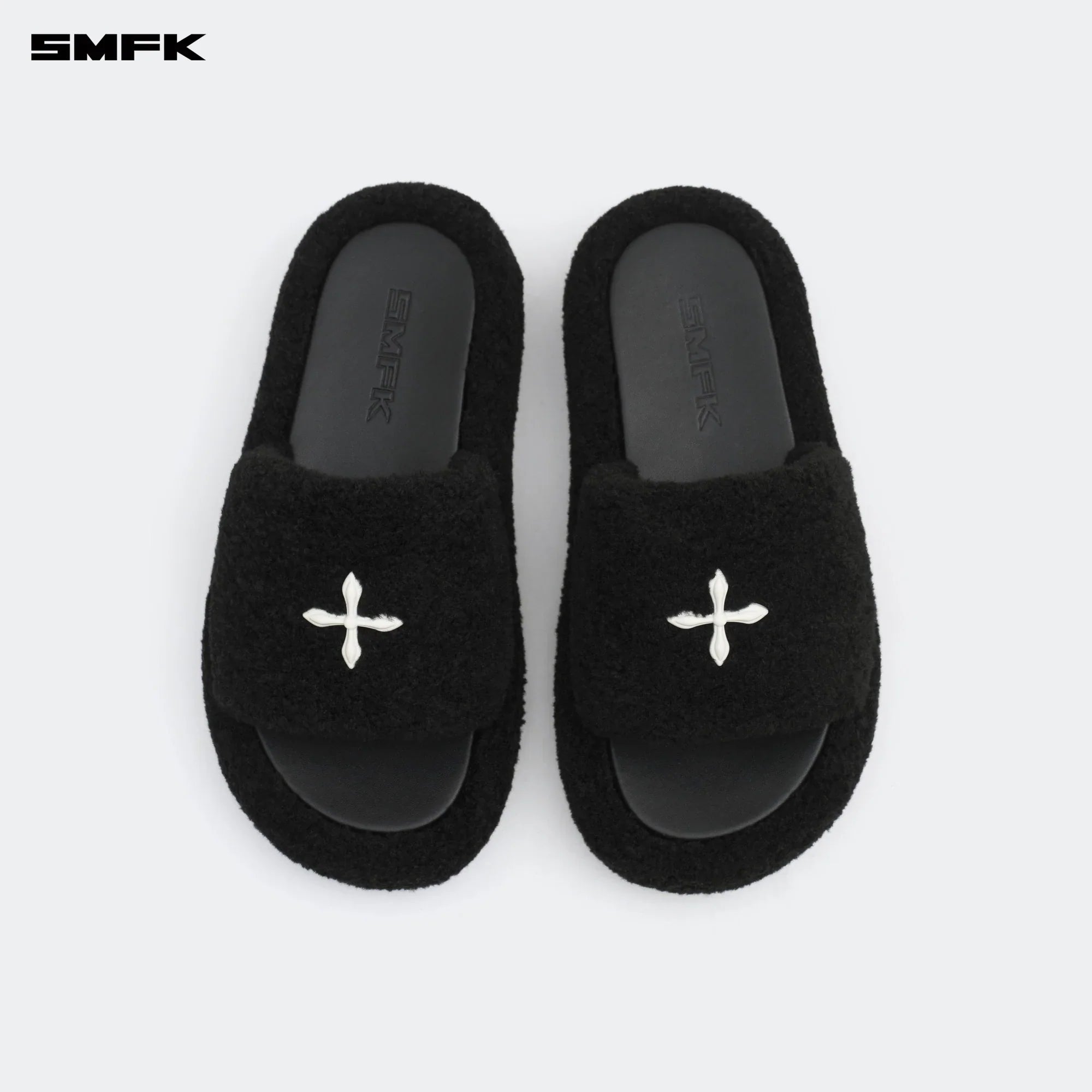 COMPASS WOOLLY CLASSIC FURRY SLIPPER IN BLACK