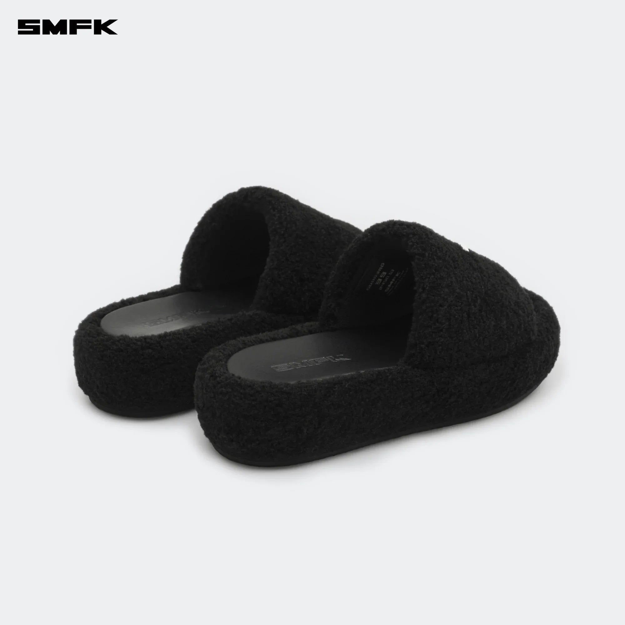 COMPASS WOOLLY CLASSIC FURRY SLIPPER IN BLACK